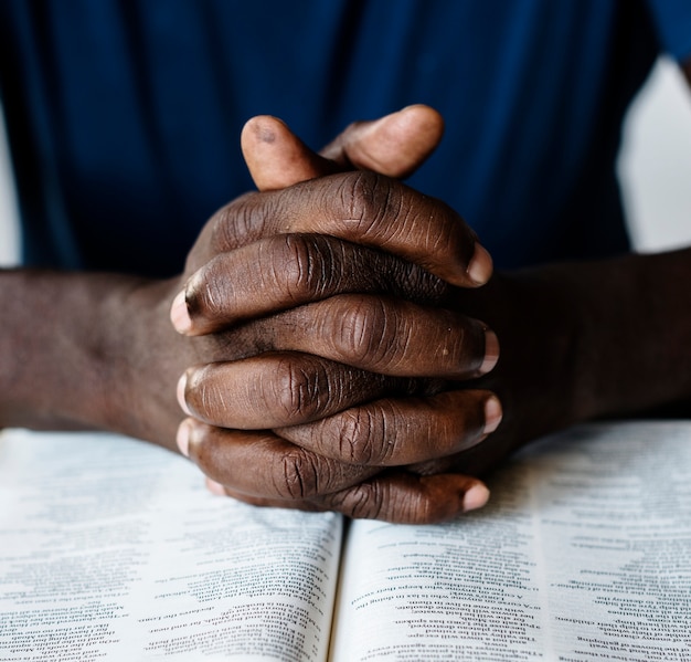 Foto grátis macho americano africano, mãos, descansar, ligado, um, bíblia aberta