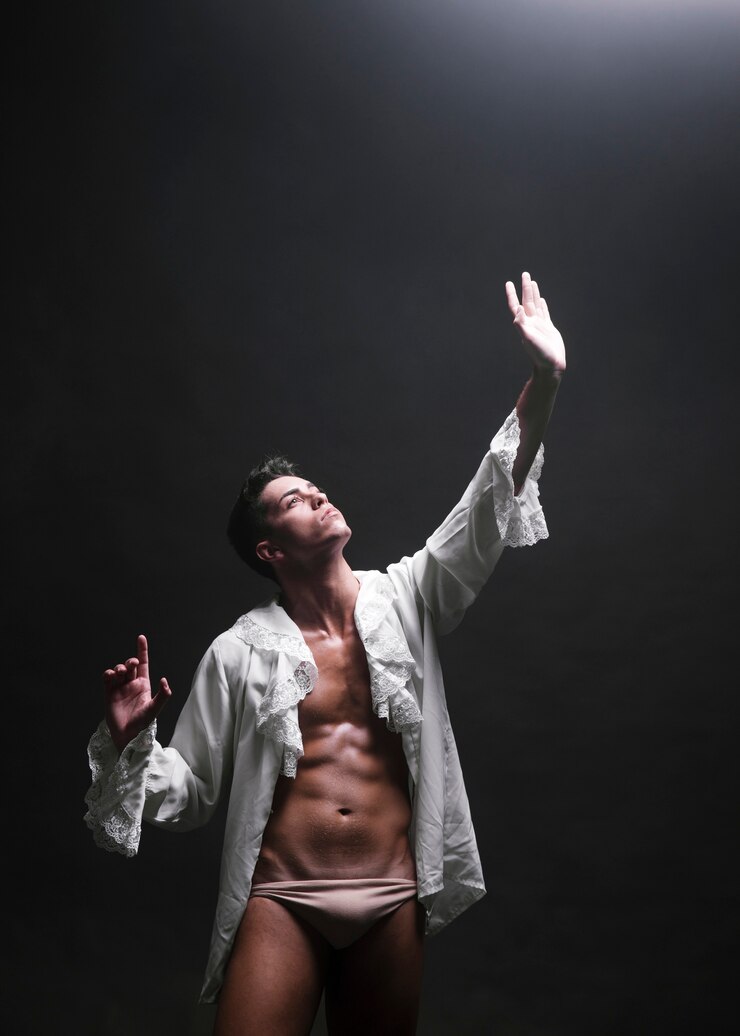 Foto grátis macho muscular, estendendo a mão para a luz