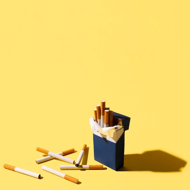 Maço de cigarros em fundo amarelo