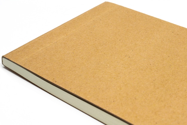 Macro do canto do caderno em branco com capa dura de papelão isolada no branco