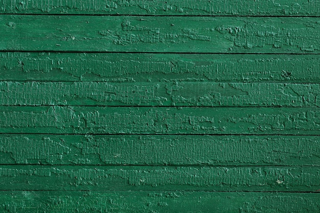 Madeira pintada de verde com listras horizontais