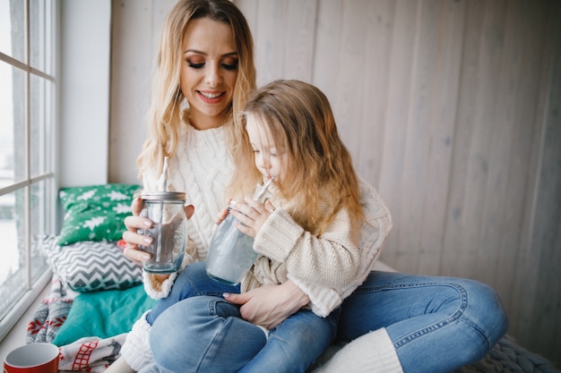 Mãe abraçando bebê filha