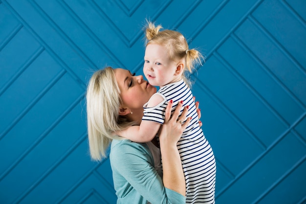 Mãe, abraçando, beijando, filha