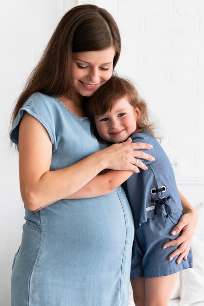 Mãe, abraçando, dela, filha