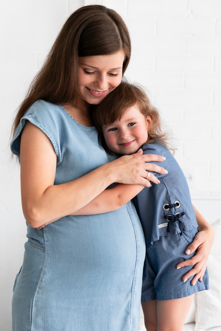 Foto grátis mãe abraçando sua filha