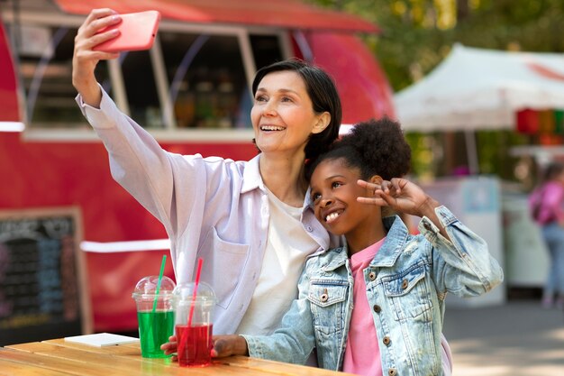 Mãe adotiva passar tempo com sua filha