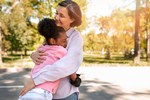 Foto grátis mãe adotiva passar tempo com sua filha