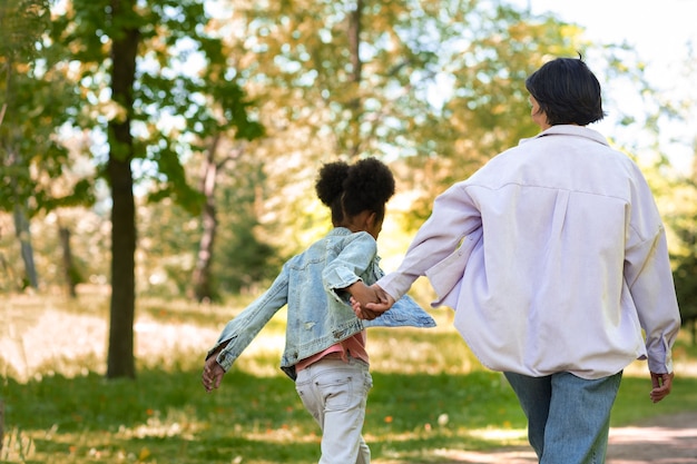 Mãe adotiva passar tempo com sua filha