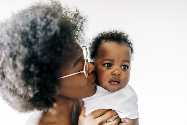 Mãe afro-americana cuidando e amando seu bebê