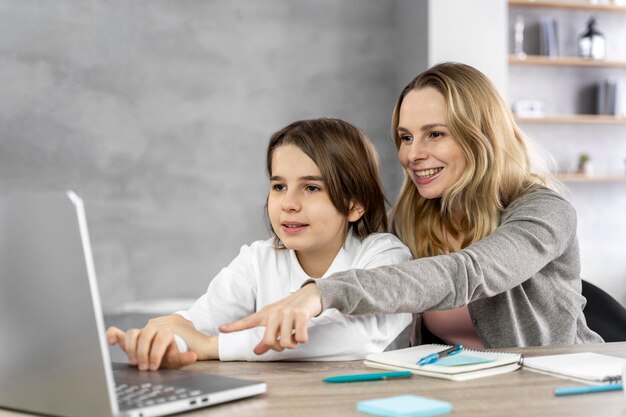 Mãe ajudando filha a estudar