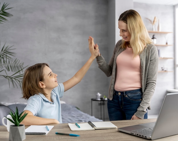 Mãe ajudando filha a estudar