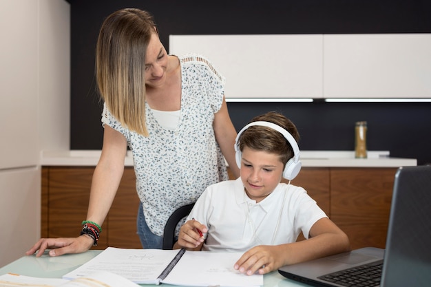 Mãe, ajudando o filho a terminar a lição de casa