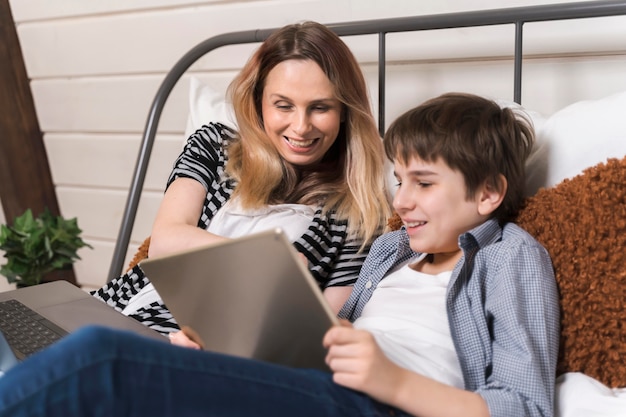 Mãe, ajudando o filho com a lição de casa