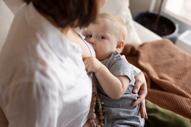 Mãe amamentando seu bebê