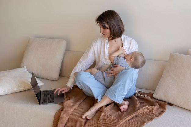 Mãe amamentando seu filho enquanto trabalhava