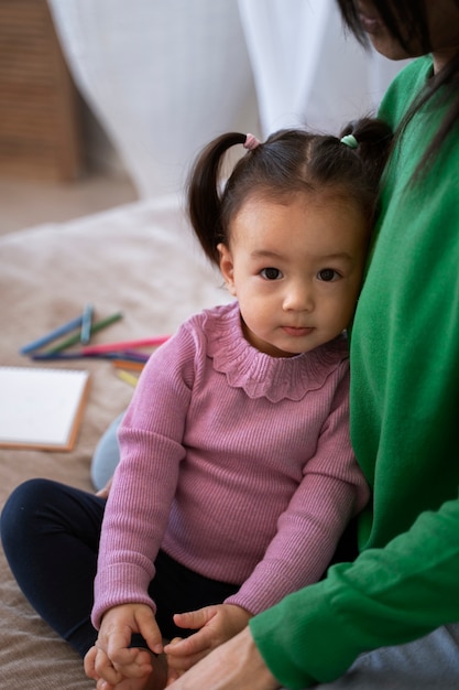 Mãe asiática e filha passando tempo juntos em casa