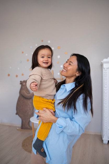 Mãe asiática e filha passando tempo juntos em casa