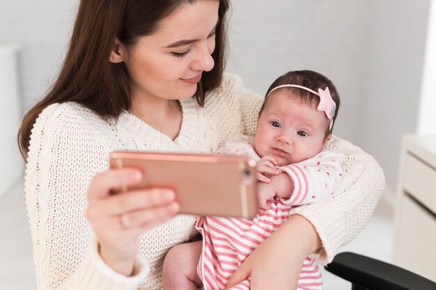 Mãe bebê, levando, selfie