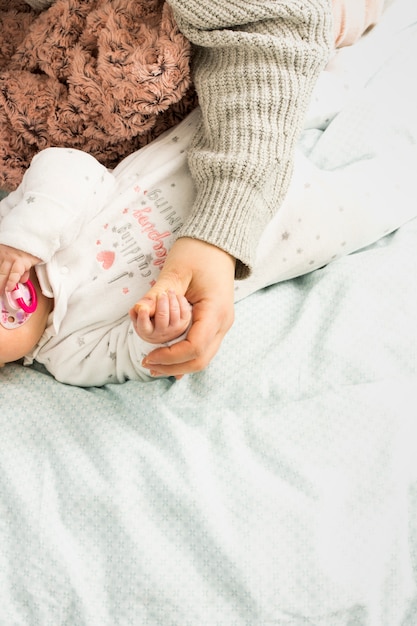 Mãe bebê, segurar passa, cama