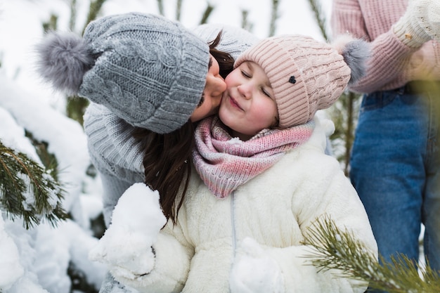 Foto grátis mãe beijando filha na bochecha