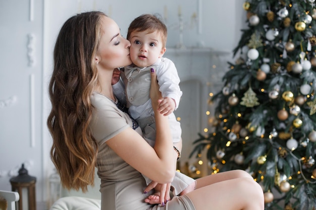 mãe bonita e bebê fofo em casa