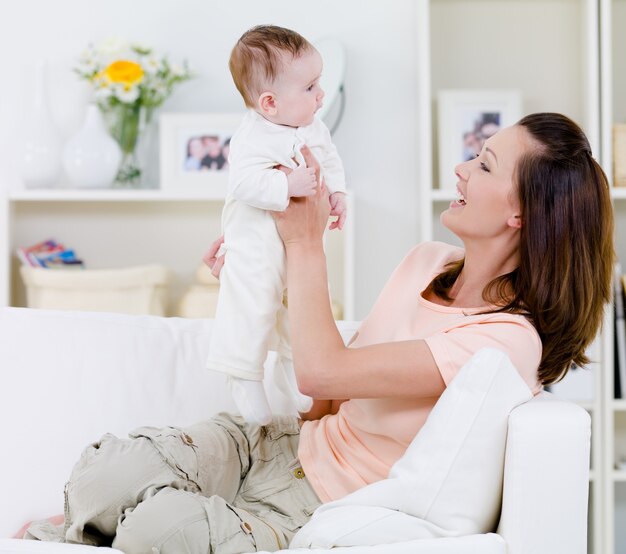 Mãe brincando com bebê