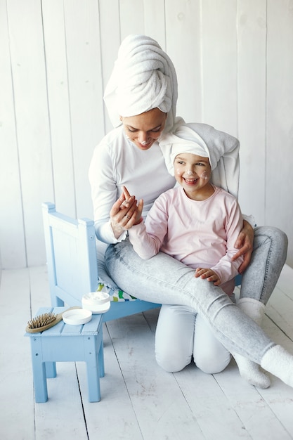 Mãe brincando com cosméticos com a filha