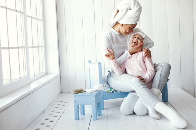 Mãe brincando com cosméticos com a filha