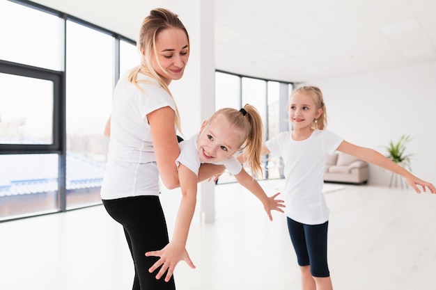 Foto grátis mãe brincando com filhas em casa