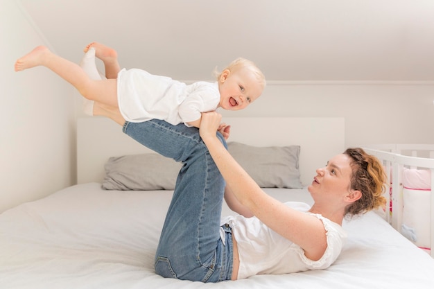 Mãe brincando com menina adorável