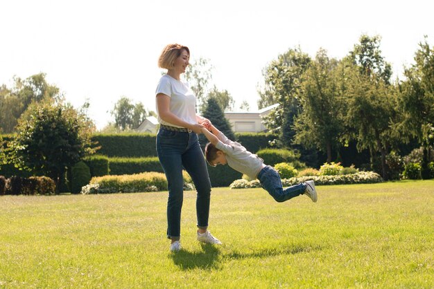 Mãe brincando com o filho no parque