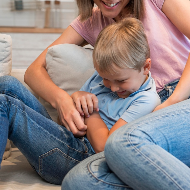 Foto grátis mãe brincando com o menino