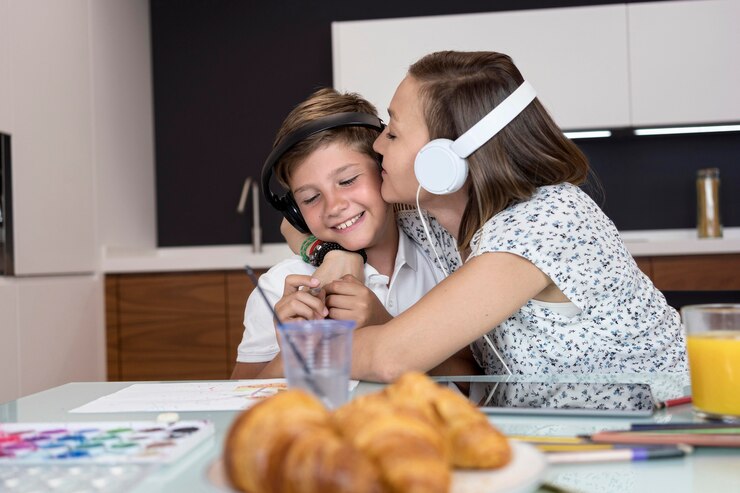 Foto grátis mãe brincando com seu filho em casa