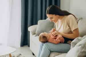 Foto grátis mãe com a filha em casa