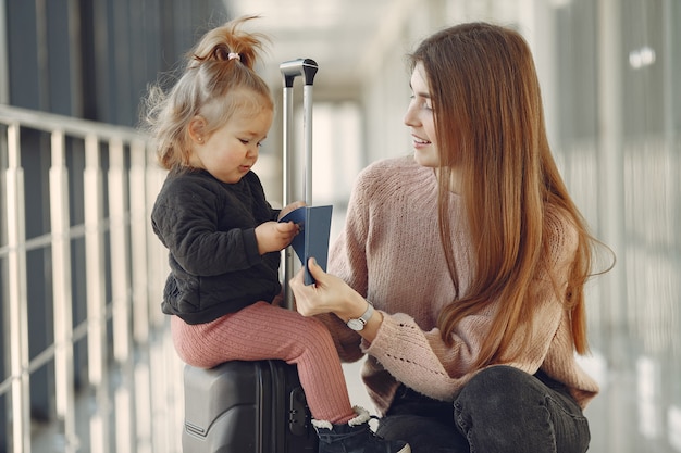 Mãe com a filha no aeroporto