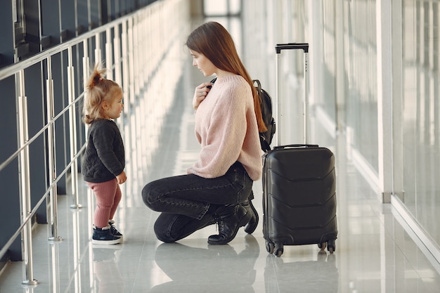 Mãe com a filha no aeroporto