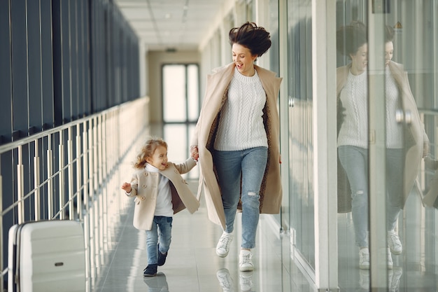 Foto grátis mãe com a filha no aeroporto