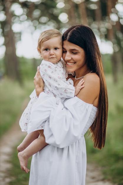 Mãe com a filha no parque