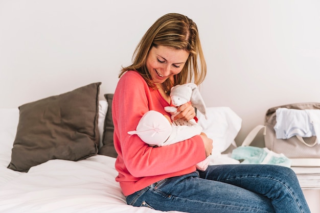 Foto grátis mãe, com, bebê, cama