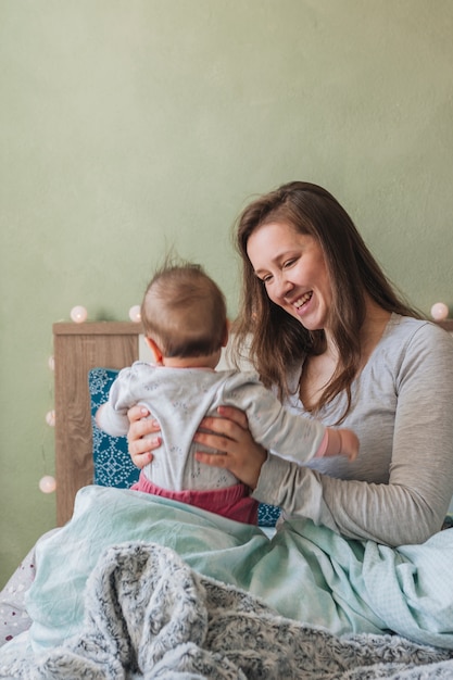 Mãe, com, bebê, casa