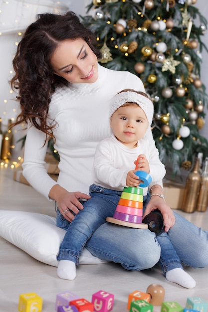 Mãe com bebê dentro de casa