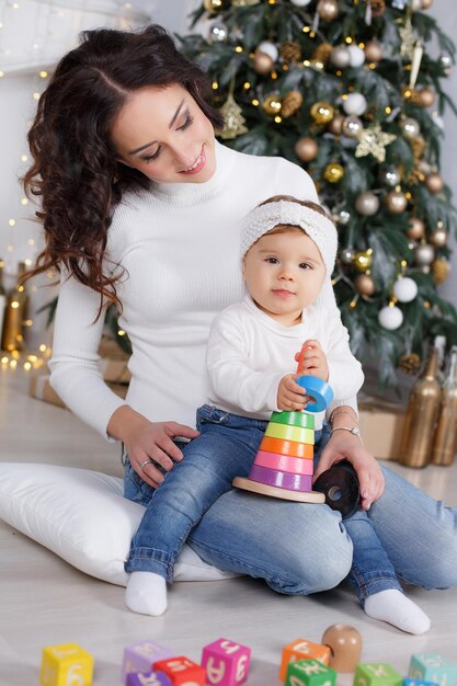 mãe com bebê dentro de casa