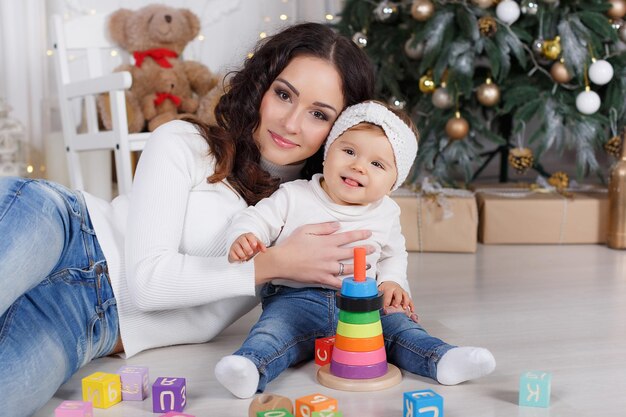 mãe com bebê dentro de casa