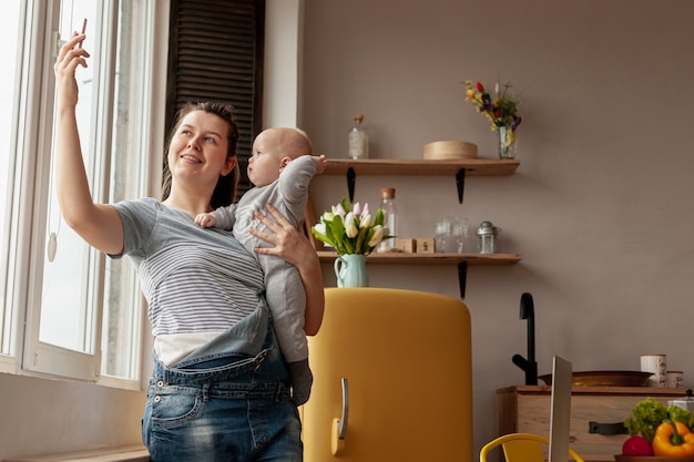 Mãe com bebê em casa