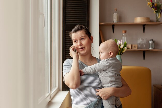 Mãe com bebê em casa