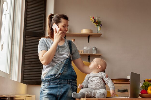 Mãe com bebê em casa