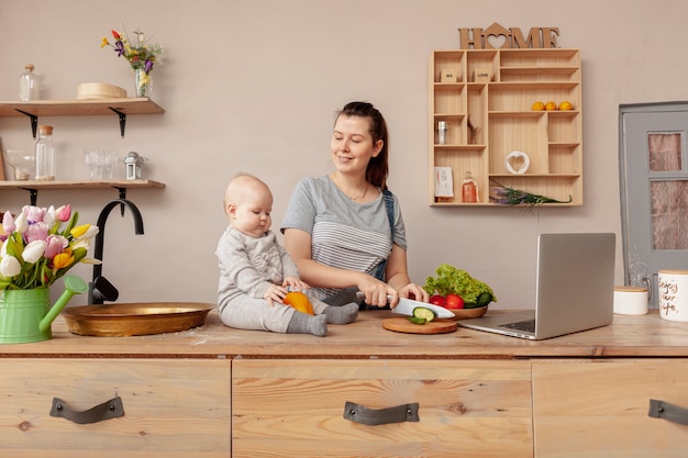 Mãe com bebê em casa