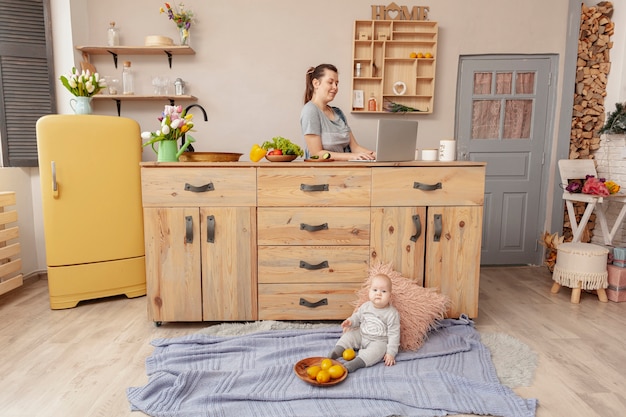 Foto grátis mãe com bebê em casa