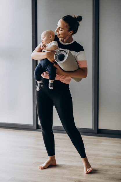 Mãe com bebê menino praticar yoga