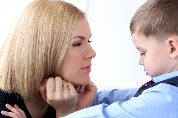 Mãe com criança adorável